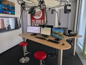 Neue Welle Neuer Tisch 2 300x226
